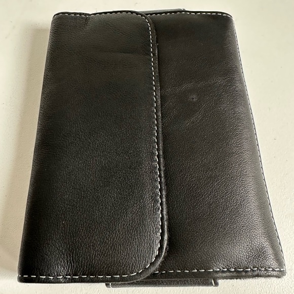 Magellan black leather passport cover with invisible magnetic flap 4.25 x 5.75 - Picture 2 of 7